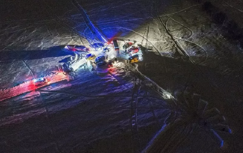 A picture taken in the Ramensky district on the outskirts of Moscow on February 11, 2018 shows an aerial view of Russian emergency vehicles arriving near to the site of air crash.
A Russian passenger plane carrying 71 people crashed near Moscow on February 11 minutes after taking off, killing everyone on board in one of the country's worst ever aviation disasters. / AFP PHOTO / Dmitry SEREBRYAKOV