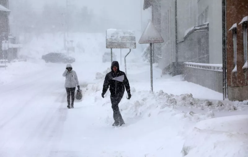 26.02.2023., Delnice - Snjezno nevrijeme u Gorskom kotaru. Ljudi hodaju po cesti prekrivenoj snijegom. Photo: Goran Kovacic/PIXSELL