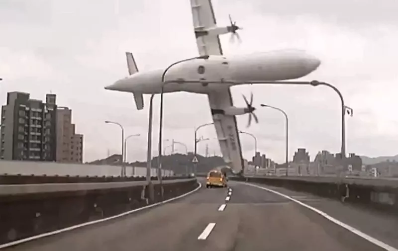 TAIWAN OUT
(FILES) This file screen grab taken from video provided courtesy of TVBS Taiwan on February 4, 2015 shows a TransAsia ATR 72-600 turboprop plane clipping an elevated motorway and hitting a taxi (C) before crashing into the Keelung river outside Taiwan's capital Taipei in New Taipei City.  The pilot of the passenger plane that crashed into a river in Taiwan killing 43 people shut down the plane's only working engine after the other failed, a new report confirmed on July 2, 2015.       TAIWAN OUT   --    AFP PHOTO / TVBS Taiwan
---EDITORS NOTE--- RESTRICTED TO EDITORIAL USE - MANDATORY CREDIT "AFP PHOTO / TVBS Taiwan" - NO MARKETING NO ADVERTISING CAMPAIGNS - DISTRIBUTED AS A SERVICE TO CLIENTS - NO ARCHIVES