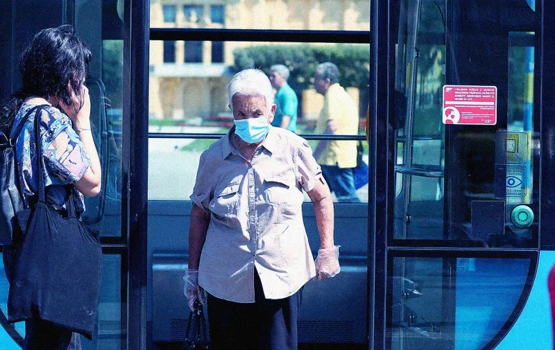 29.06.2020., Zagreb - Odlukom Nacionalnog stozera civilne zastite za vozace i putnike u javnom prometu obavezno je nosenje zastitne maske za lice. Mnogi gradjani nose zastitne maske i na otvorenim javnim povrsinama. 
Photo: Goran Stanzl/PIXSELL
