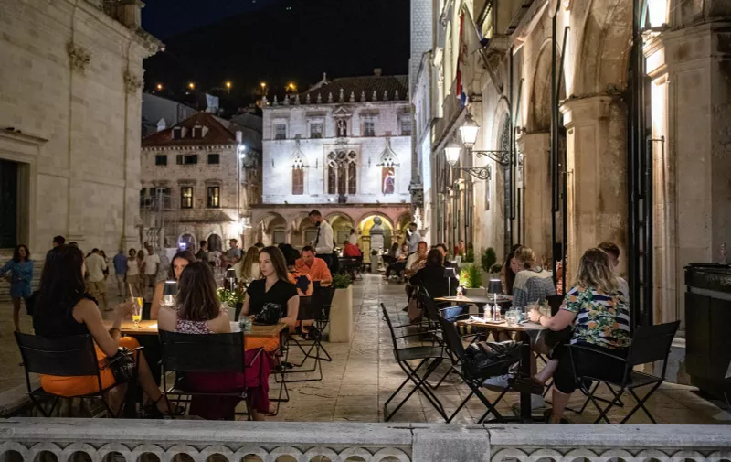 21.07.2021., Stara gradska jezgra, Dubrovnik - Pun Stradun i jos puniji restorani u kojima se ceka red za mjesto. rPhoto: Grgo Jelavic/PIXSELL