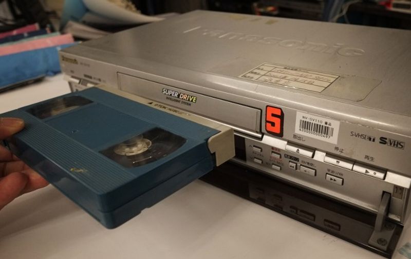 This picture shows a VHS videocassette recorder in Tokyo on July 22, 2016.
The world's last videocassette recorder is set to roll off the factory line as a Japanese manufacturer ends production of the once booming home-theatre technology. Funai Electric, which says it is the world's last VCR manufacturer, pointed to a sharp decline in demand and trouble sourcing parts. / AFP PHOTO / KAZUHIRO NOGI