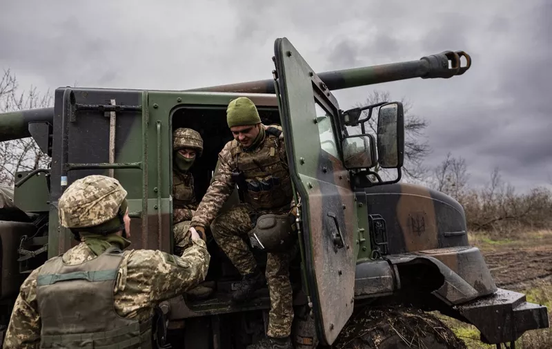 Ukrainian servicemen prepare to fire with a CAESAR self-propelled howitzer towards Russian positions in eastern Ukraine on December 28, 2022. (Photo by Sameer Al-DOUMY / AFP)