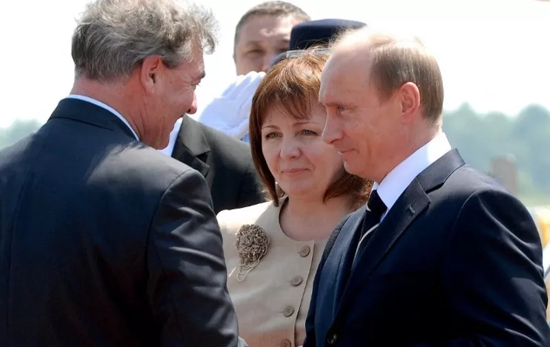 Russian President Vladimir Putin (L) and his wife Lyudmila (C) are welcomed by Luxembourgian foreign minister Jean Asselborn as they arrive at the Findel Airport for an official visit in Luxembourg, 24 May 2007 in Senningen. AFP PHOTO/christophe olinger/SIP-POOL (Photo by CHRISTOPHE OLINGER / SIP / AFP)