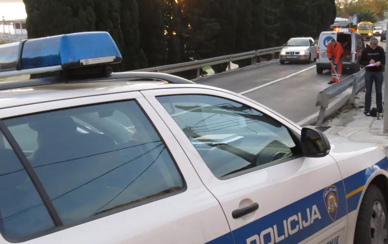 24.11.2013., Omis - Dvije osobe tesko su ozlijedjene nakon sto su na magistrali u Ducama motociklom Kawasaki udarili u zastitnu ogradu i zavrsili u dvoristu pored ceste. Nezgoda se dogodila oko 14 i 30. Policijski ocevid je u tijeku."nPhoto: Ivo Cagalj/PIXSELL"n