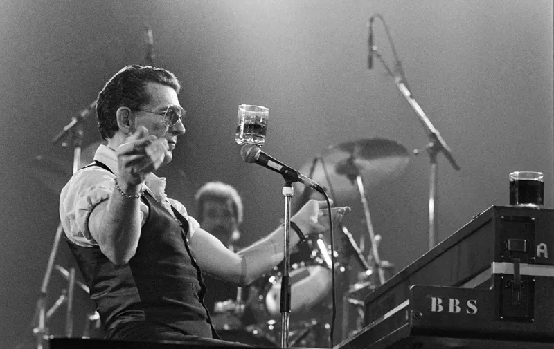 US singer-songwriter, musician, and pianist Jerry Lee Lewis performs on April 23, 1987 in Bourges, central France, during the 10th Bourges' Spring Festival. AFP PHOTO FRANK PERRY (Photo by FRANK PERRY / AFP)