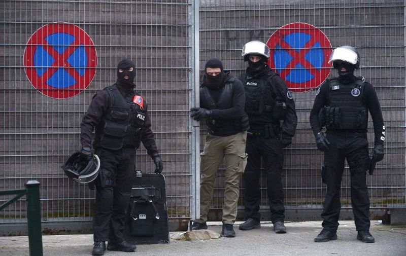 Belgian policemen stand guard in a road during a police action in the Molenbeek-Saint-Jean district in Brussels, on March 18, 2016.
A police operation was underway on March 18, in the Brussels area home to key Paris attacks suspect Salah Abdeslam whose fingerprints were found in an apartment raided this week, the federal prosecutor's office said.  / AFP PHOTO / JOHN THYS