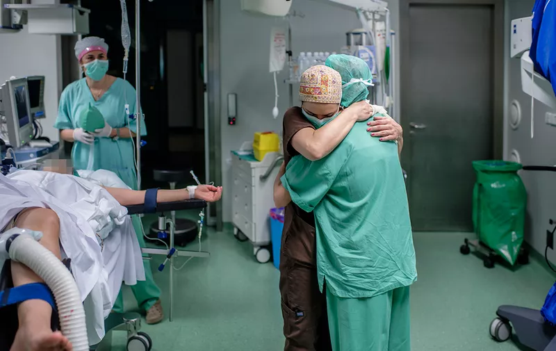 Specijalizantica i asistentica anesteziologinje u zagrljaju nakon operacije
