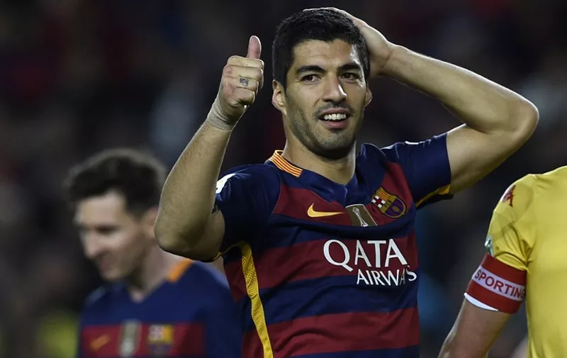 Barcelona's Uruguayan forward Luis Suarez gives the thumbs up during the Spanish league football match FC Barcelona vs Real Sporting de Gijón at the Camp Nou stadium in Barcelona on April 23, 2016. / AFP PHOTO / LLUIS GENE