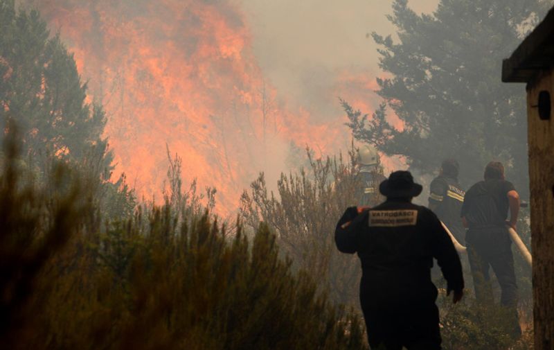 15.07.2011., Dracevica - Poslijepodne je jak vjetar vatru doveo nadomak mjesta Dracevica. Krajnjim naporima vatrogasaca kuce su obranjene. rPhoto: Ivo Cagalj/PIXSELL