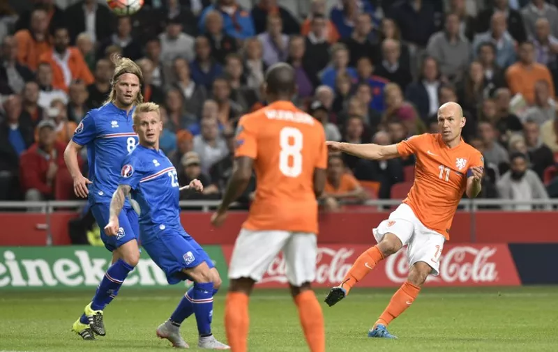 Netherlands' Arjen Robben (R) shoots the ball during the Euro 2016 qualifying round football match between Netherlands and Iceland at the Arena Stadium, on September 3, 2015 in Amsterdam. AFP PHOTO / JOHN THYS