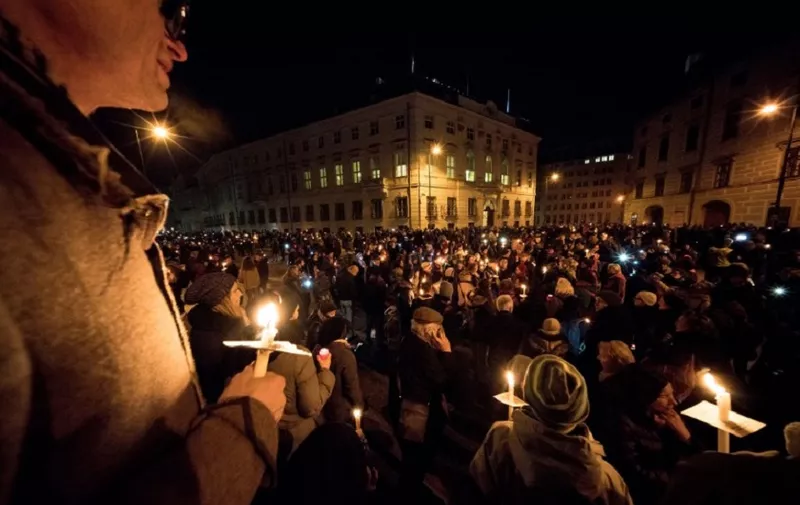 People hold candles during a rally under the slogan "Our ministries not in the hands of right-wing extemists" on 15 November 2017 outside the Chancellery in the Austrian capital Vienna.
Austrians demonstrate against a possible governing coalition between Austrian Peoples Party (OeVP) and right-wing Austrian Freedom Party (FPOe).  / AFP PHOTO / JOE KLAMAR
