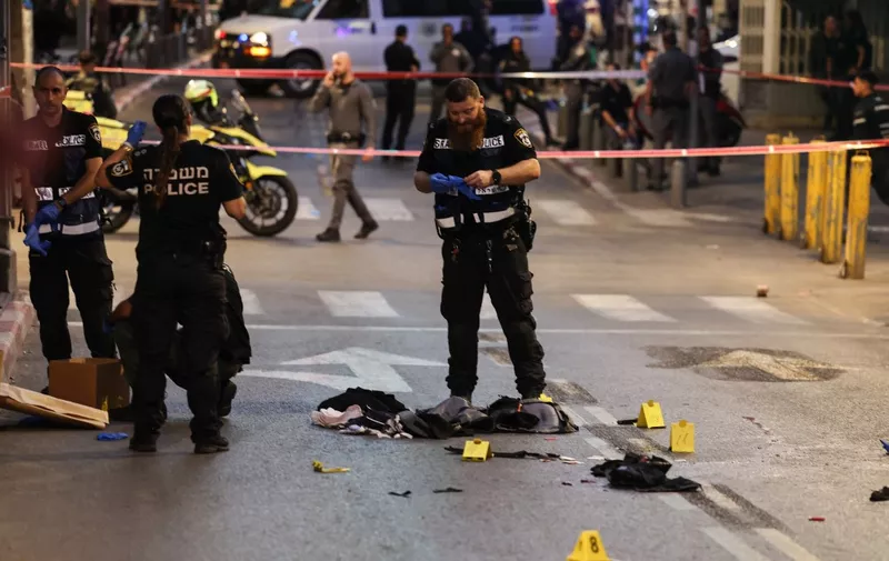 Members of the Israeli security forces gather evidence following a shooting attack in Tel Aviv on August 5, 2023. The shooting in Israel's commercial hub Tel Aviv left a man in critical condition, authorities said, with police reporting the suspected assailant was shot by an armed municipal officer. (Photo by AHMAD GHARABLI / AFP)