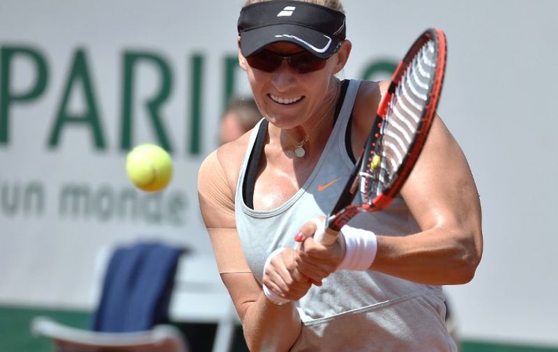 Croatia's Mirjana Lucic-Baroni returns the ball to Romania's Simona Halep during the women's second round at the Roland Garros 2015 French Tennis Open in Paris on May 27, 2015. AFP PHOTO / PASCAL GUYOT