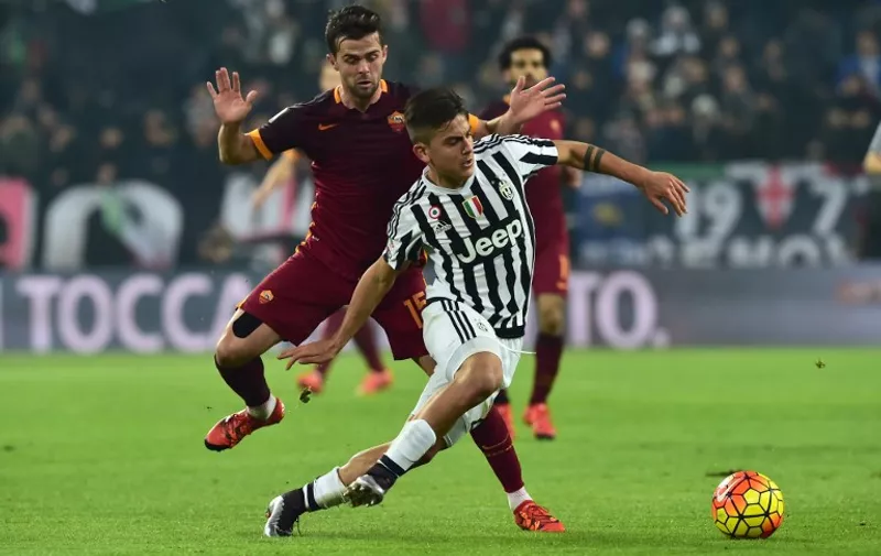 Roma's midfielder from Bosnia-Herzegovina Miralem Pjanic  (back) fights for the ball with Juventus' forward from Argentina Paulo Dybala during the Italian Serie A football match Juventus vs AS Roma at "Juventus Stadium" in Turin on January 24, 2016. AFP PHOTO / GIUSEPPE CACACE / AFP / GIUSEPPE CACACE