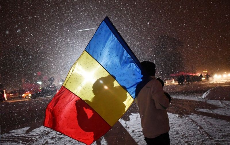 People protest in front of the government headquarters in Bucharest, during a protest against controversial corruption decrees on February 8, 2017.
Around 2,000 people protested in Bucharest for the ninth day in row asking for the resignation of PSD (Social Democratic Party) rulled government. / AFP PHOTO / Daniel MIHAILESCU AND DANIEL MIHAILESCU