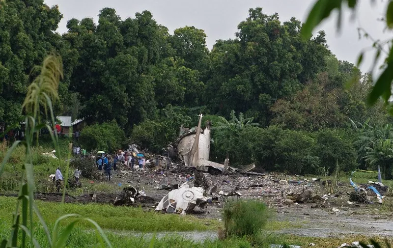 People gather at the site where a cargo plane crashed into a small farming community on a small island in the White Nile river, close to Juba airport in the Hai Gabat residential area, on November 4, 2015. At least 25 people were killed on November 4 when a plane crash-landed shortly after taking off from South Sudan's capital Juba, an AFP reporter said. AFP PHOTO/Charles Lomodong