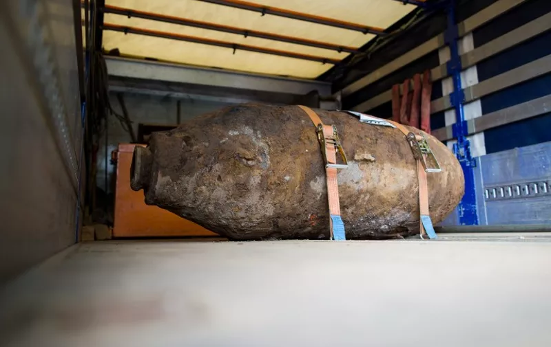 Disarmed World War II bomb is pictured on the platform of a truck near Muehlheim Bridge in Cologne, western Germany, on May 27, 2015. German authorities evacuated around 20,000 people from their homes in the western city of Cologne till the World War II bomb was disarmed on the afternoon of May 27, 2015.  AFP PHOTO / DPA / ROLF VENNENBERND +++ GERMANY OUT