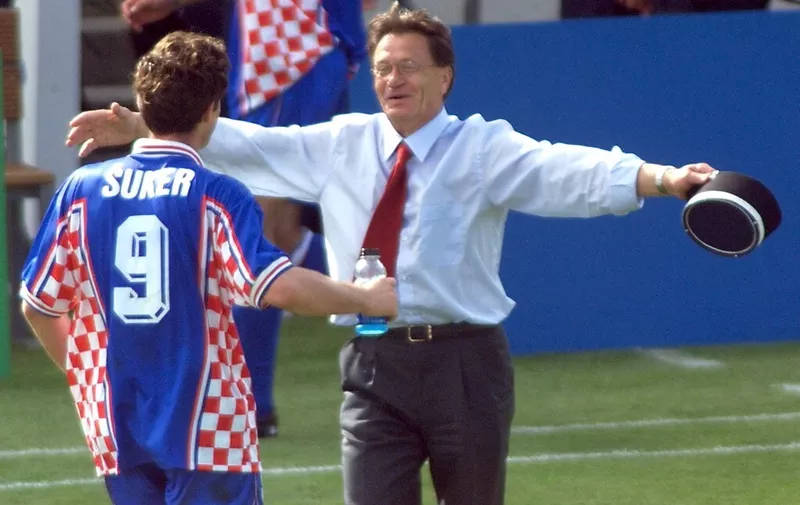 Croatian forward Davor Suker is congratulated by Croatian coach Miroslav Blazevic 30 June at the Parc Lescure in Bordeaux after the 1998 Soccer World Cup second round match between Croatia and Romania. Croatia won 1-O and qualified for the quarter-finals of the competition to play vs Germany, 04 June in Lyon, central France.  (ELECTRONIC IMAGE) AFP PHOTO DERRICK CEYRAC (Photo by DERRICK CEYRAC / AFP)