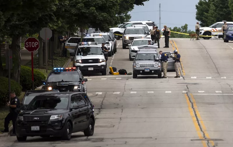 HIGHLAND PARK, IL - JULY 04: Law enforcement works the scene after a mass shooting at a Fourth of July parade on July 4, 2022 in Highland Park, Illinois. Reports indicate at least six people were killed and more than 20 injured in the shooting.   Jim Vondruska/Getty Images/AFP (Photo by Jim Vondruska / GETTY IMAGES NORTH AMERICA / Getty Images via AFP)