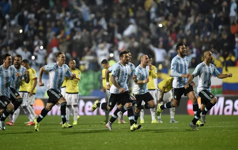 Argentine players celebrate at the end of the 2015 Copa America football championship quarterfinal match Argentina vs Colombia, in Vina del Mar, on June 26, 2015.  AFP PHOTO / JUAN BARRETO