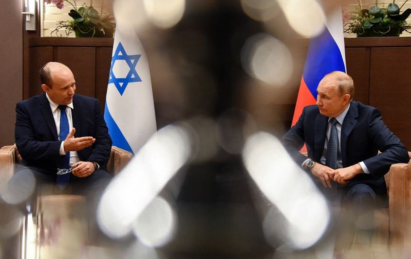 (FILES) In this file photo taken on October 22, 2021, Russian President Vladimir Putin (R) speaks with Israeli Prime Minister Naftali Bennett during their meeting, in Sochi. - Israeli Prime Minister Naftali Bennett met Russian President Vladimir Putin at the Kremlin today to discuss Ukraine, his spokesman said, after Israel reportedly offered to mediate between Moscow and Kyiv. (Photo by Yevgeny BIYATOV / Sputnik / AFP)