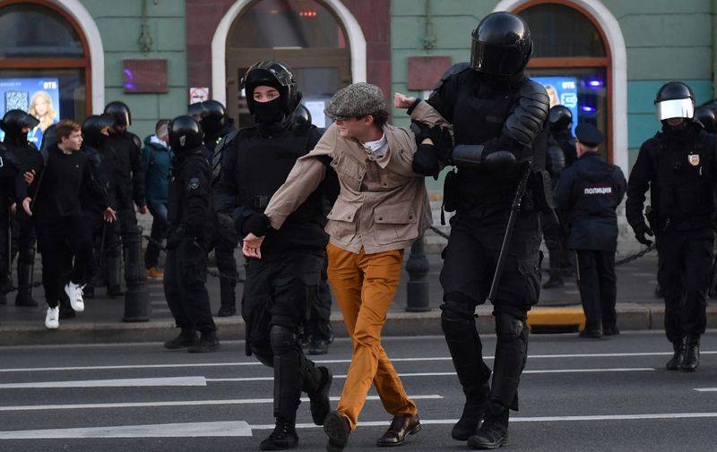 Police officers detain a man in Saint Petersburg on September 24, 2022, following calls to protest against the partial mobilisation announced by the Russian President. - Russian authorities detained more than 700 people, on September 24, 2022, at protests against partial mobilisation this week ordered by President Vladimir Putin, according to independent monitoring group OVD-Info. (Photo by AFP)