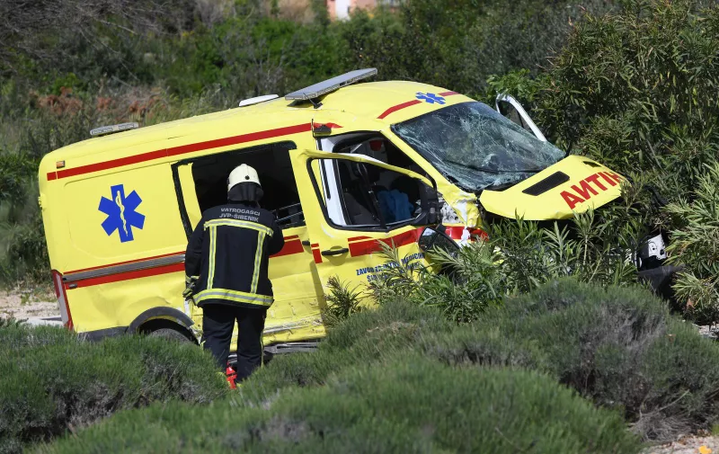06.05.2021., Sibenik - Teza prometna nesreca u kojoj je sudjelovalo nekoliko vozila i Hitna pomoc. Photo: Hrvoje Jelavic/PIXSELL