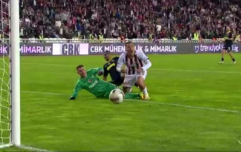 Od heroja do tragičara. Livaković spašavao Fener pa primio gol kroz