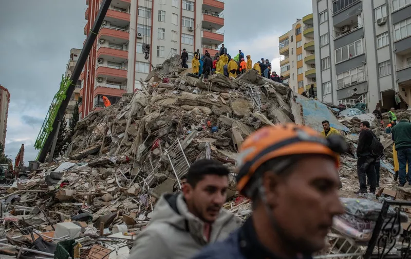 Rescuers search for victims and survivors amidst the rubble of a building that collapsed in Adana on February 6, 2023, after a 7.8-magnitude earthquake struck the country's south-east. - The combined death toll has risen to over 1,900 for Turkey and Syria after the region's strongest quake in nearly a century on February 6, 2023. Turkey's emergency services said at least 1,121 people died in the 7.8-magnitude earthquake, with another 783 confirmed fatalities in Syria, putting that toll at 1,904. (Photo by Can EROK / AFP)