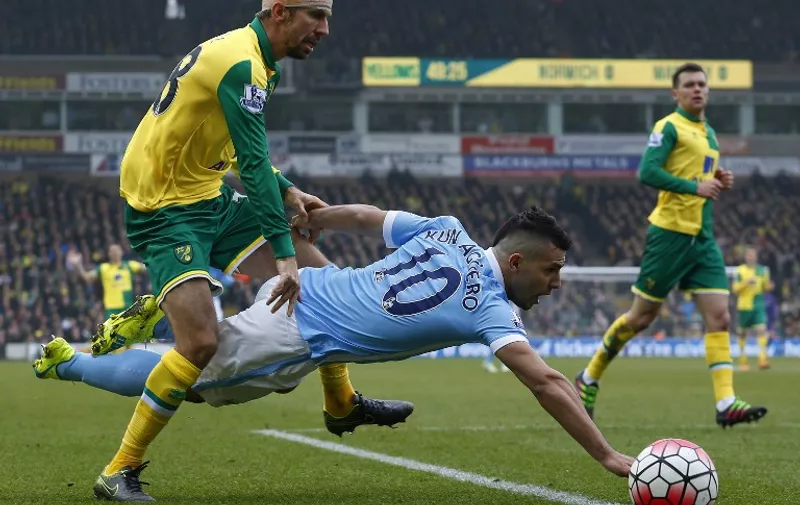 Norwich City's English midfielder Gary O'Neil (L) vies with Manchester City's Argentinian striker Sergio Aguero during the English Premier League football match between Norwich City and Manchester City at Carrow Road in Norwich, eastern England, on March 12, 2016.

 / AFP / LINDSEY PARNABY