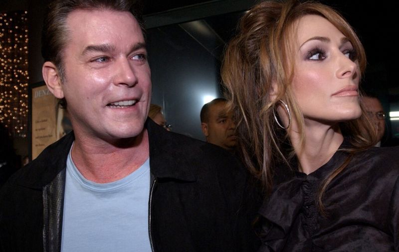 US actor Ray Liotta (L) arrives at the premiere of his film "John Q," with his wife Michelle Grace, in Los Angeles, CA, 07 February 2002.  AFP PHOTO/Lucy NICHOLSON (Photo by LUCY NICHOLSON / AFP)