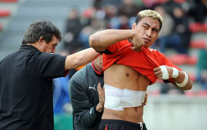 A man adjusts a bandage on Toulon's captain and New Zealand' player Jerry Collins (R) during the French Top 14 rugby union match Toulon vs. Toulouse, on November 15, 2008 in Toulouse. Toulouse defeated Toulon 19-18. AFP PHOTO REMY GABALDA