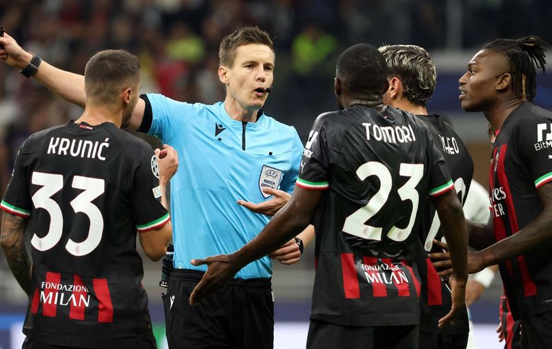 October 11, 2022, MILAN, ITALY: Ac Milans players speaks with the referee Daniel Siebert during he UEFA Champions League group E soccer match between Ac Milan and Chelsea at Giuseppe Meazza stadium in Milan, 11 October 2022..ANSA / MATTEO BAZZI. MILAN ITALY - ZUMAa110 20221011_zaf_a110_042 Copyright: xMatteoxBazzix