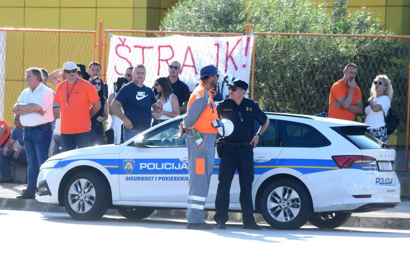 03.07.2023., Sibenik - Radnici blokirali  ulazak direktoru Robertu Miljkovicu   u tvrtku Cesta Sibenik. Photo: Hrvoje Jelavic/PIXSELL