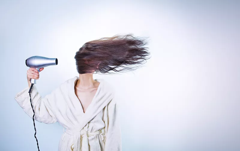 Sušenje kose prije spavanja sprječava rizik od oštećenja i lomljenja kad je kosa mokra