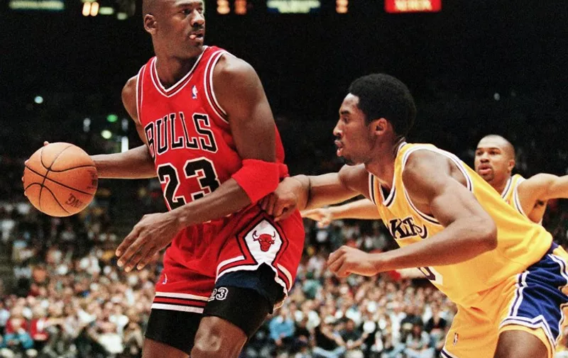 Michael Jordan of the Chicago Bulls (L) eyes the basket as he is guarded by Kobe Bryant of the Los Angeles Lakers during their 01 February game in Los Angeles, CA. Jordan will appear in his 12th NBA All-Star game 08 February while Bryant will make his first All-Star appearance. The Lakers won the game 112-87.  AFP PHOTO/Vince BUCCI / AFP PHOTO / VINCE BUCCI