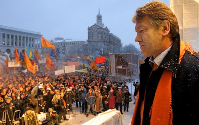 Ukraine's opposition leader and pro-Western presidential candidate Viktor Yushchenko (R) prepares to address his supporters during a rally in central Kiev, 24 November 2004. Yushchenko says the government helped steal the election from him by rigging the vote and is demanding that the results either be annulled in disputed regions or that new elections be held.  AFP PHOTO POOL (Photo by ANATOLY MEDZYK / POOL / AFP)