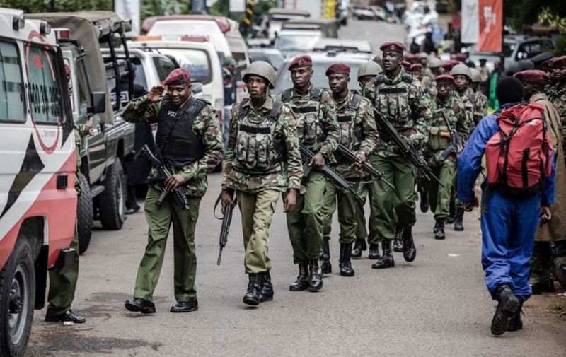 Kenyan Security Forces arrive to the scene of an on going terrorist attack at a hotel complex in Nairobi's Westlands suburb on January 16, 2019. - Fifteen people have died in the Islamist attack on an upmarket hotel complex in Nairobi, Kenyan police sources said on January 16, as fresh explosions and gunfire rang out in the siege which stretched into its second day. (Photo by Luis Tato / AFP)