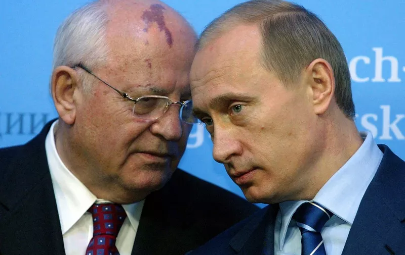Russian President Vladimir Putin (R) talks to former Soviet President Mikhail Gorbachev (L) 21 December 2004 before a press conference of German Chancellor Gerhard Schroeder and Putin at Gottorf castle in Schleswig. Lucrative energy deals, the sale of bankrupt oil group Yukos and a fresh initiative for Chechnya were at the top of the agenda of a second day of talks 21 December 2004 between Putin and Schroeder.
      AFP PHOTO    DDP/JOCHEN LUEBKE    GERMANY OUT (Photo by JOCHEN LUEBKE / DDP / ddp images via AFP)