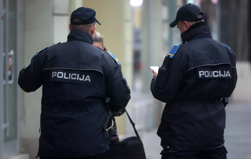 20.12.2022., Sarajevo, Bosna i Hercegovina - Policija pise kaznu zeni zbog prelaska ulice van pjesackog prelaza.
 Photo: Armin Durgut/PIXSELL