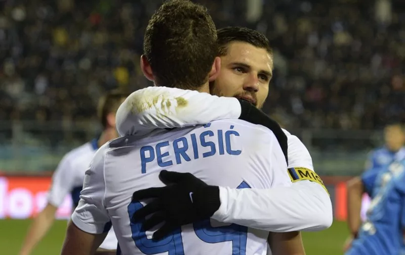 Inter Milan's forward from Argentina Mauro Icardi (front) celebrates with teammate Inter Milan's forward from Croatia Ivan Perisic after scoring during the Italian Serie A football match Empoli vs Inter Milan, on January 6, 2016 at Empoli's "Carlo Castellani" comunal stadium.  AFP PHOTO / ANDREAS SOLARO / AFP / ANDREAS SOLARO