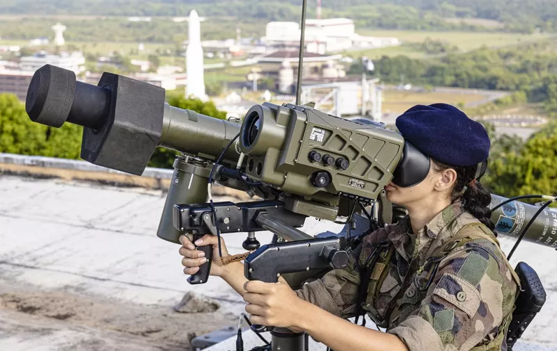 A soldier of the French 3rd Foreign Infantry Regiment, trains with a Sol-Air Mistral battery missile, as part of the mission "Titan", which aims to protect the facilities of the launch sites of the Ariane, Soyuz and Vega rockets, at the Guiana Space Centre, in Kourou, in French Guiana, on October 22, 2021. (Photo by Jody AMIET / AFP)