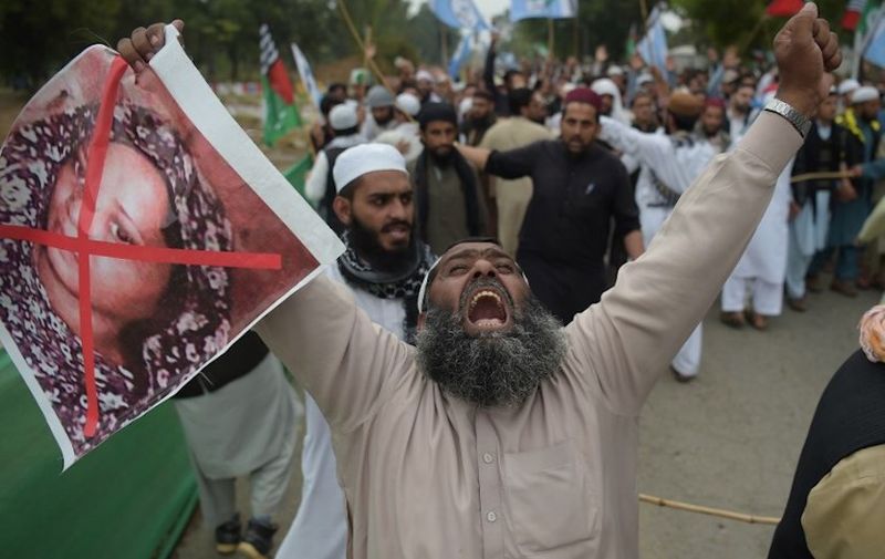 A Pakistani supporter of the Ahle Sunnat Wal Jamaat (ASWJ), a hardline religious party, holds an image of Christian woman Asia Bibi during a protest rally following the Supreme Court's decision to acquit Bibi of blasphemy, in Islamabad on November 2, 2018. - Pakistan's powerful military warned November 2 its patience had been thoroughly tested after being threatened by Islamist hardliners enraged by the acquittal of a Christian woman for blasphemy, as the country braced for more mass protests. (Photo by AAMIR QURESHI / AFP)