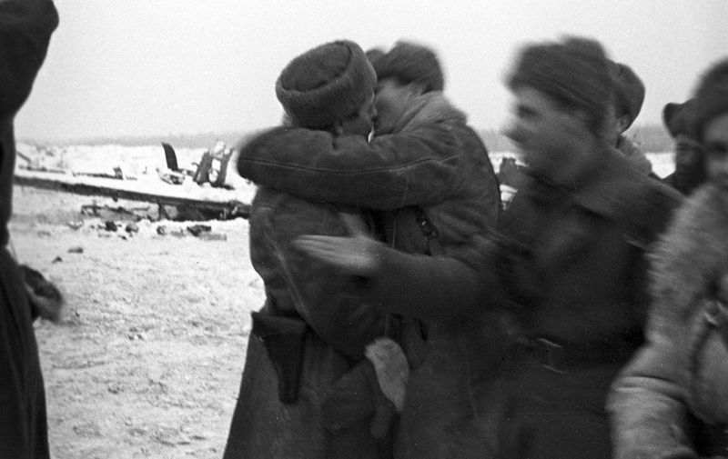 Prošlo je 75 godina otkad je prekinuta opsada Lenjingrada, današnjeg Sankt Petersburga. Opsada je bila jedna od najdramatičnijih i najdugotrajnijih u povijesti, trajala je 872 dana. Fotografija prikazuje trenutak ujedinjenja vojnika dvaju frontova u siječnju 1943. 