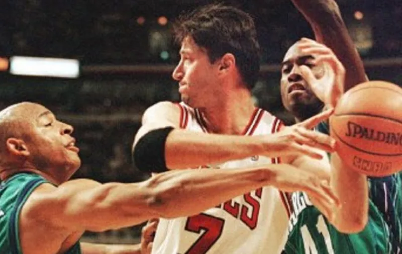 Toni Kukoc (C) of the Chicago Bulls is stripped of the basketball by David Wesley (L) of the Charlotte Hornets as teammate Glen Rice (R) pressures 06 May in the first half of their NBA eastern conference semifinals game at the United Center in Chicago, IL. The Bulls lead the series 1-0. AFP PHOTO/Jeff HAYNES (Photo by JEFF HAYNES / AFP)