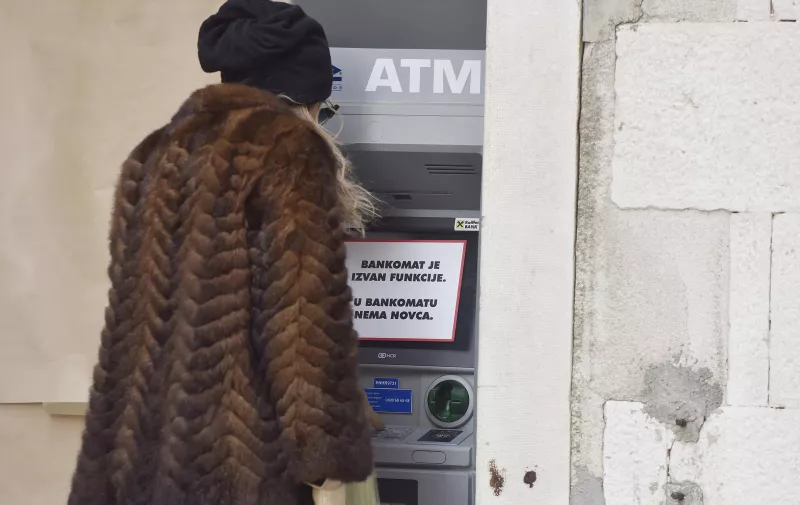 10.01.2022., Sibenik - Veliki broj bankomata u staroj gradskoj jezgri nalazi se izvan funkcije. Photo: Hrvoje Jelavic/PIXSELL