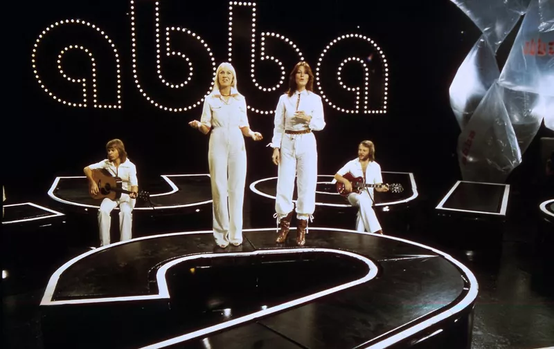 Swedish pop group Abba (from L to R) Bjorn Ulvaeus, Agnetha Faltskog, Anni-frid Lyngstad and Benny Andersson, is on stage, November 18th, 1976, in Gothenburg. (Photo by EPU / AFP)