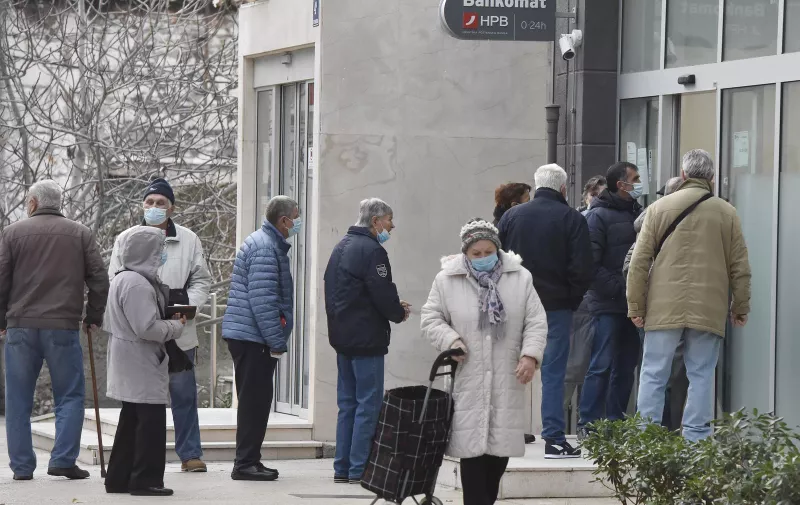 03.01.2022., Sibenik - Guzve ispred banke za podizanje mirovina.
 Photo: Hrvoje Jelavic/PIXSELL