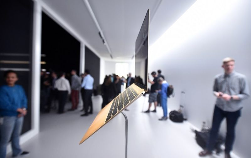 A new Macbook Pro is seen on display at an Apple media event in San Francisco, California on March 9, 2015.         AFP PHOTO / JOSH EDELSON / AFP PHOTO / Josh Edelson